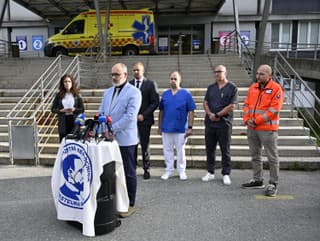 Na snímke zľava za