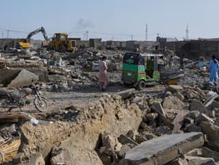 Na snímke ľudia prechádzajú