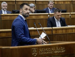 Nešli domov! Poslanci aj