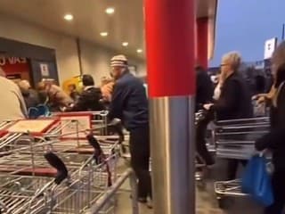 Pred českým Kauflandom sa