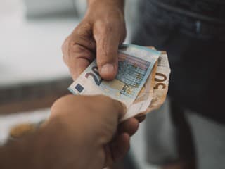 Úrady práce začali vyplácať