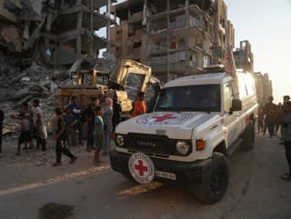 Vozidlo Červeného kríža prichádza