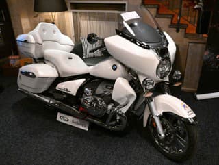 Biely motocykel značky BMW,