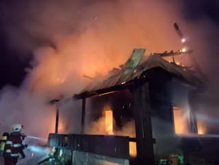 nočný požiar drevenice v