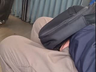 Muž sa uspokojoval priamo