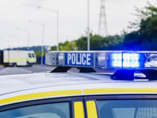 Pred hotelom s migrantmi