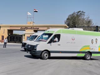 Egyptské sanitky čakajú na