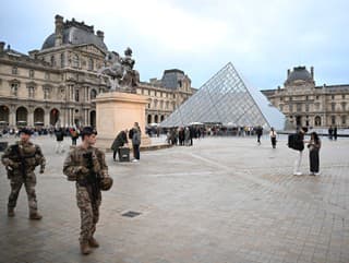 Vojaci hliadkujú, zatiaľ čo