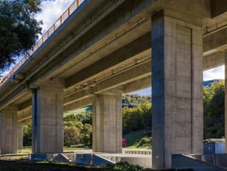 Diaľničiari osadzujú posledné značky: