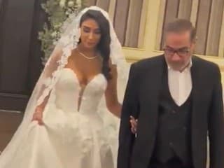 Nevesta Fatemeh kráča k