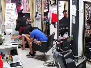 Japonec nadvihol kaderníčke sukňu.