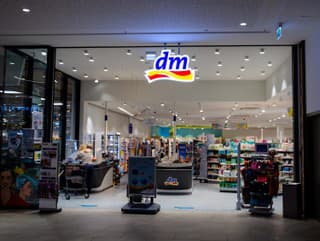 Dm drogéria sťahuje z