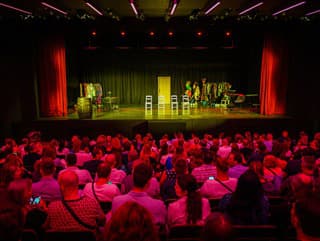 Medzi panelákmi ožilo divadlo: