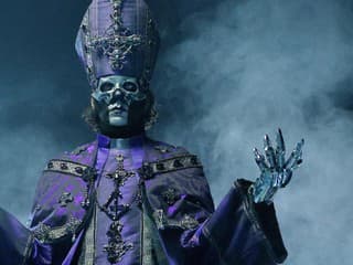 Papa V Perpetua, Ghost,