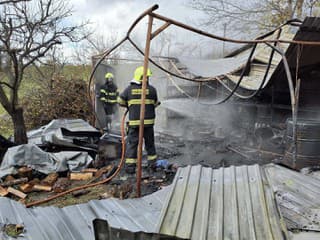 Požiar plechovej garáže v