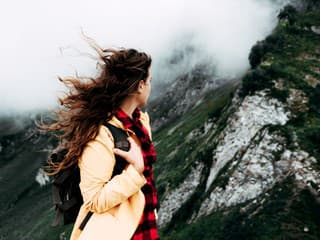 Na horách hrozí silný