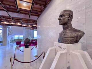 Parlament nestihol dokončiť diskusiu