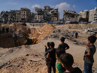 Palestínčania sledujú ako egyptská