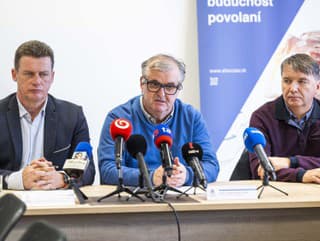 Na snímke zľava prvý