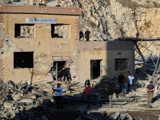 Ľudia si obzerajú miesto