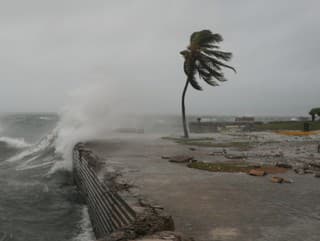 Hurikán Melissa zasiahol plnou