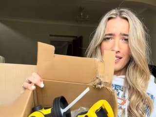 Otvorila balík stratenej pošty