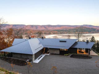 Pôsobí skoro nenápadne, no