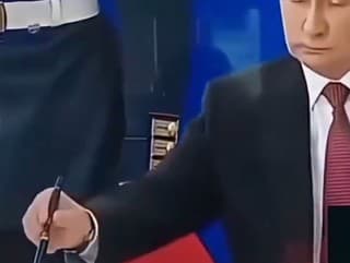 Vladimir Putin namáča pero
