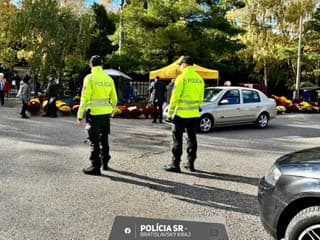 Policajti dohliadajú na dopravu