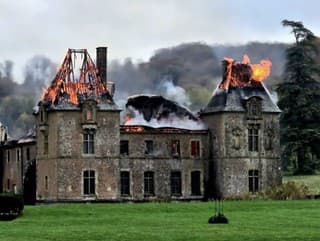 Požiar zničil hlavnú budovu