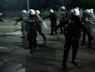 Srbská poriadková polícia oddeľuje