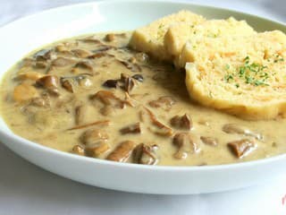 Hubová smotanová omáčka na