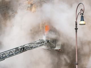 Hasiči zasahujú počas renovačných