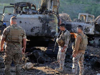 Libanonskí vojaci strážia miesto,