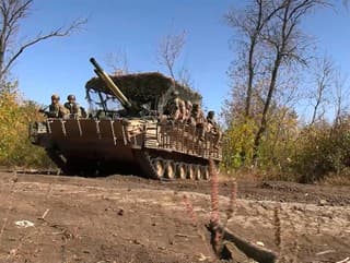 Ruskí vojaci na obrnenom