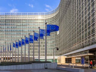 Vlajky EÚ pred budovou