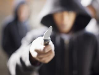 Agresívny muž vnikol do