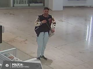 Muž kradol v predajni