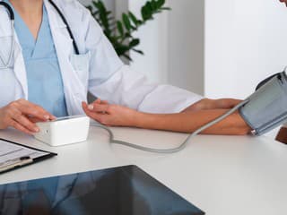 Kardiológ v ambulancii pacientku