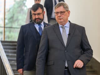  zľava štátny tajomník