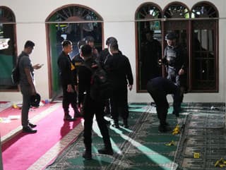 Pyrotechnici prehľadávajú mešitu, kde