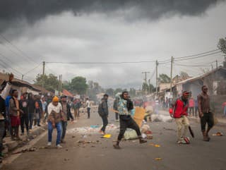 Na snímke ľudia počas
