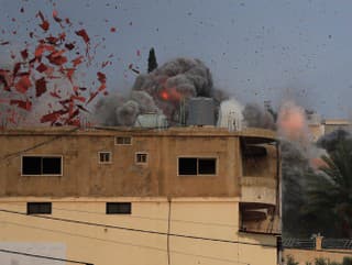 Na snímke dym stúpa