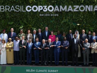 Lídri pózujú počas záverečného