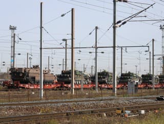 Vlak vezúci tanky vo