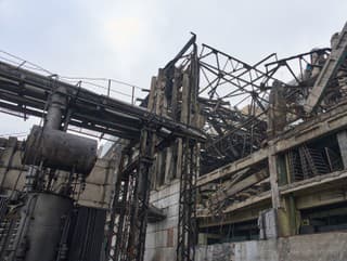 poškodená elektráreň po útoku