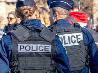 Muž s nožom ohrozoval