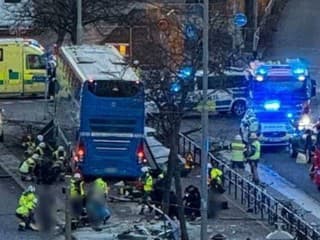 Poschodový autobus narazil do