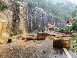 Autobus zavalila padajúca pôda