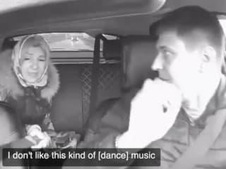 Zákazníčka v ruskom taxíku